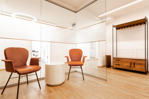 Stylische Stühle im Wartezimmer