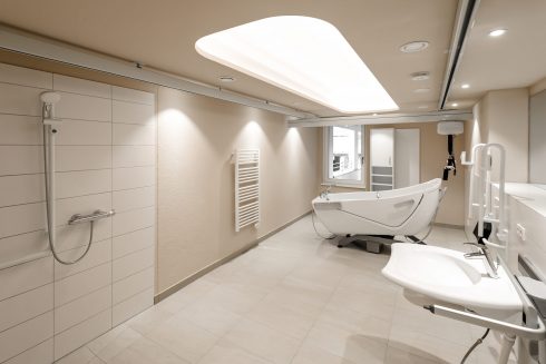 großzügiges Bad mit Wanne für betreutes Wohnen