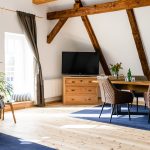 Wohnbereich einer Ferienwohnung mit Holzgebälk