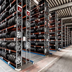 Logistihalle mit Reifenlager