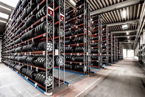 Logistihalle mit Reifenlager