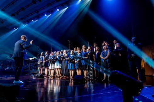 Chorleiter dirigiert feinfühlig