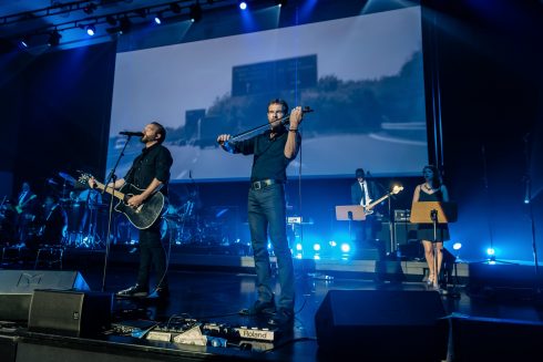 Teufelsgeiger mit Akustischer Geige auf der Bühne