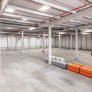 Riesige leere Logistikhalle