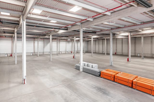 Riesige leere Logistikhalle