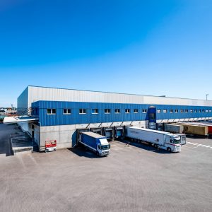 Mehrere LKW werden in Hamburg entladen