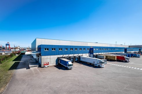 Mehrere LKW werden in Hamburg entladen