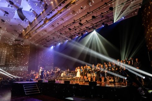 Chor begleitet den Solisten