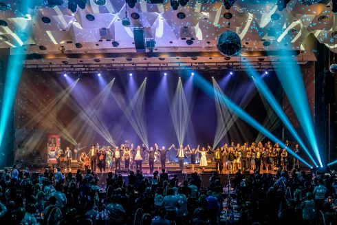 Die Musiker eines Event empfangen den Applaus