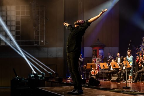 Popsänger läßt sich feiern