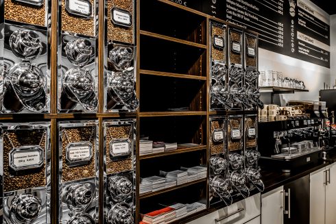 Lose Kaffeebohnen im Regal