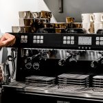 Barista schäumt Sahne