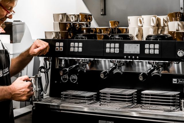 Barista schäumt Sahne