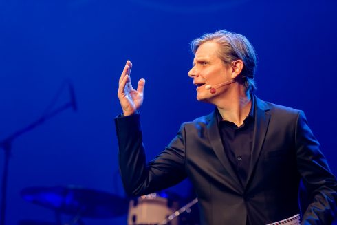 Geste eines Künstler beim Vortrag