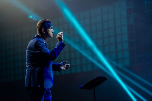 Chorleiter gibt Tack an