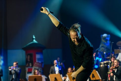 Sänger rockt auf der Bühne