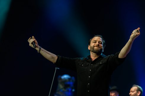 Bandleader empfängt den Jubel