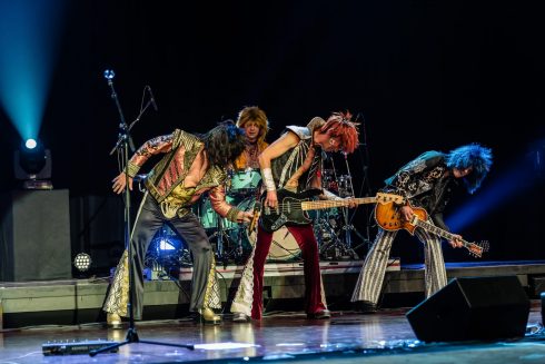 Band rockt auf der Bühne