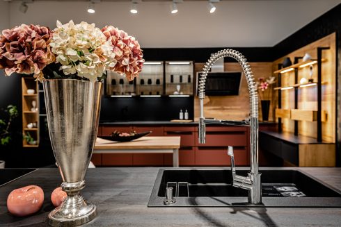 Ausstellungsküche fotografiert von der Wassergarnitur aus